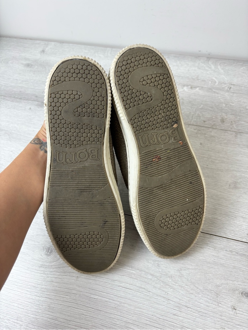 Born Tamara Suede Lace-Up Sneakers Taupe Textured Leather Side Zip Women’s 8.5M - Picture 8 of 10